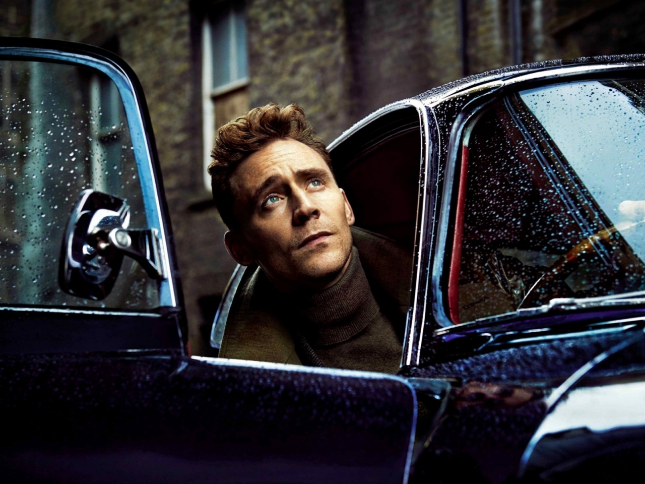 Tom Hiddleston Poster for 1280 x 960 resolution