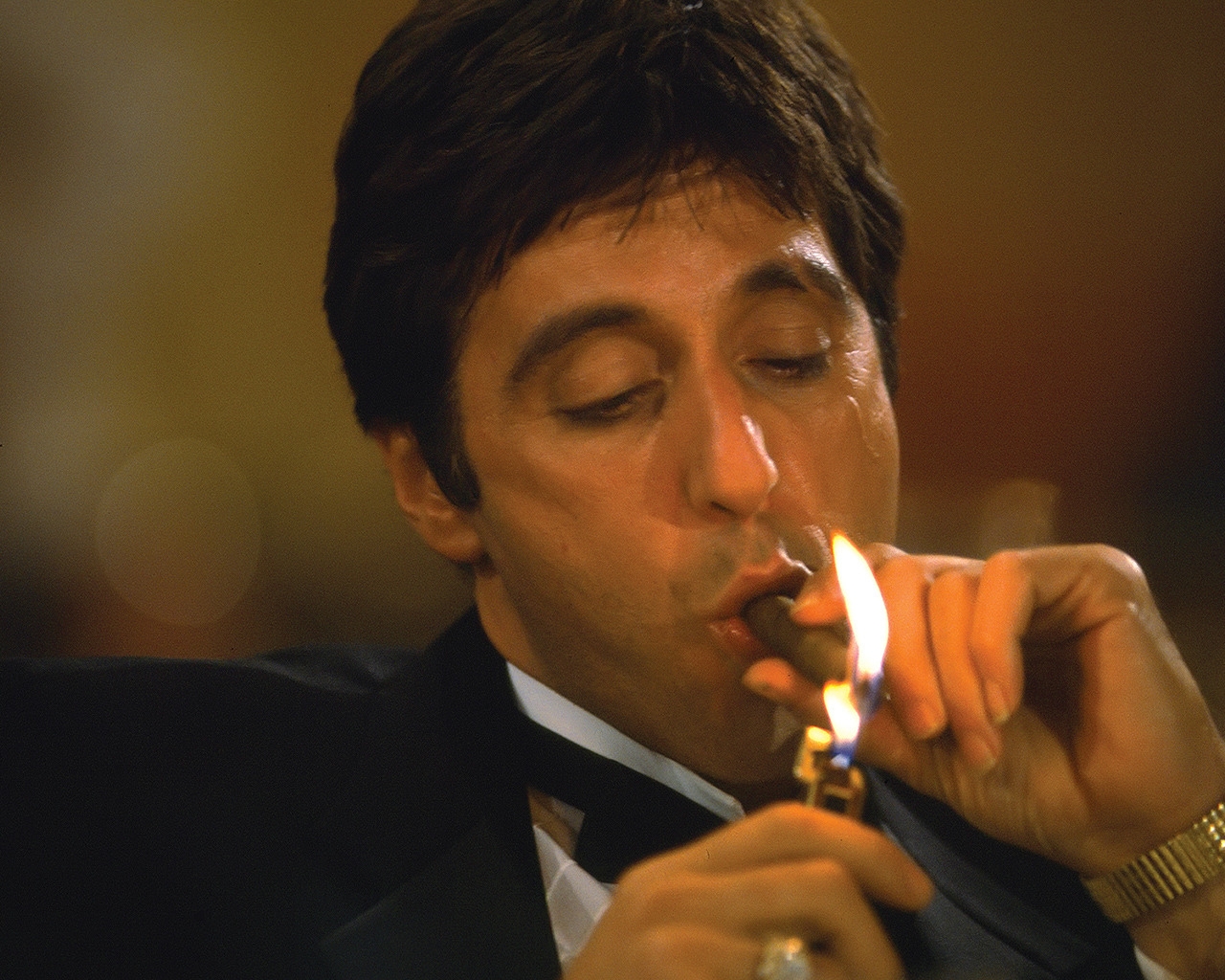 Tony Montana Smoking for 1280 x 1024 resolution