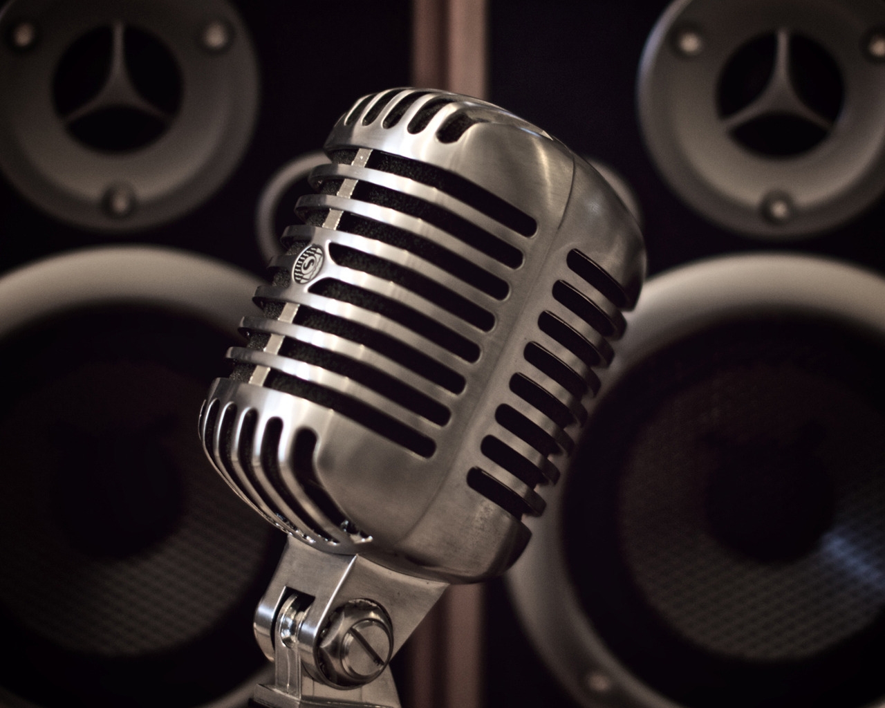 Vintage Microphone for 1280 x 1024 resolution