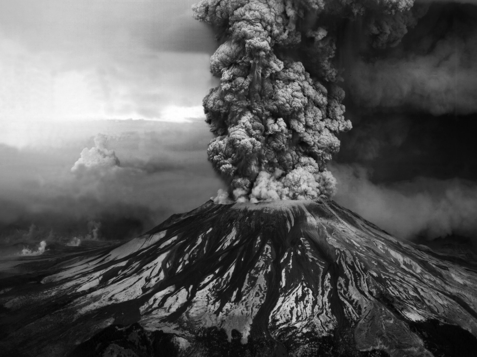 Volcanic eruption for 1600 x 1200 resolution