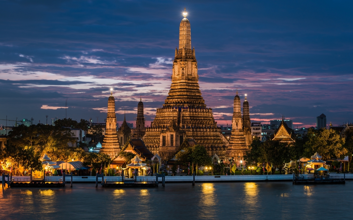 Wat Arun at Night for 1440 x 900 widescreen resolution