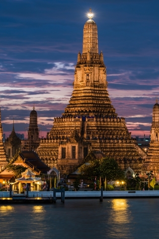 Wat Arun at Night for 320 x 480 iPhone resolution