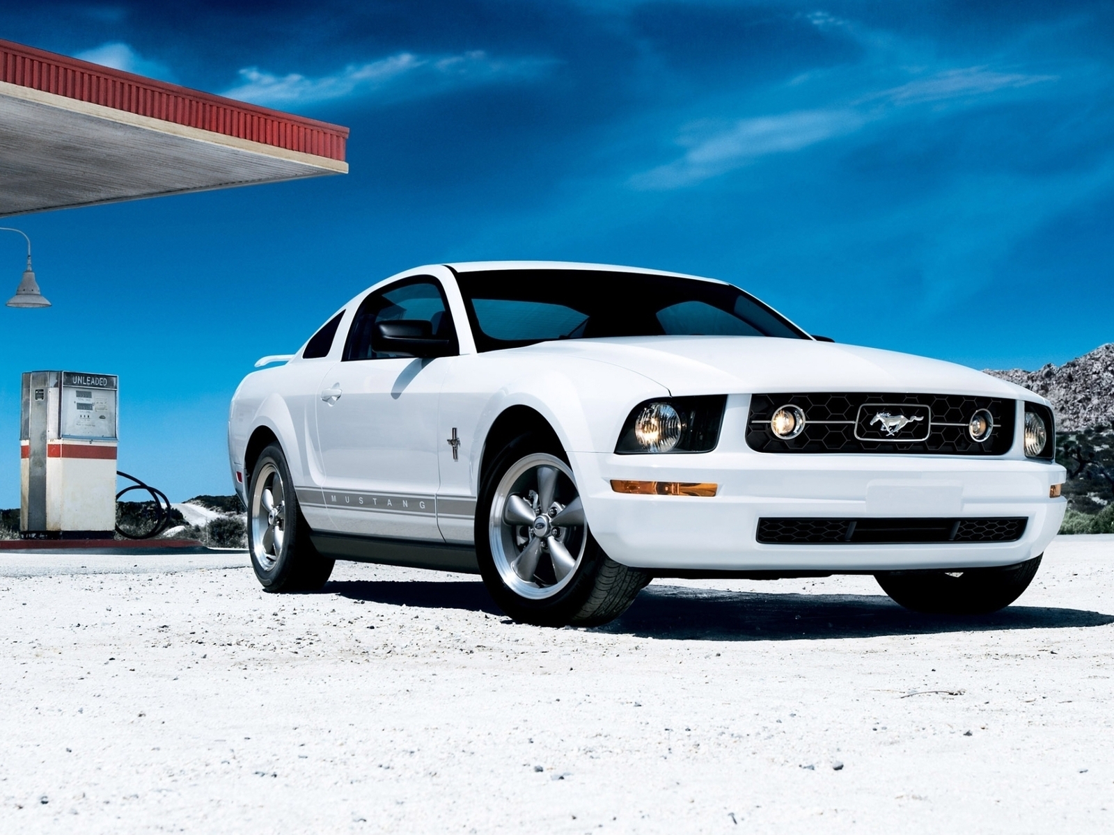 White Mustang for 1600 x 1200 resolution