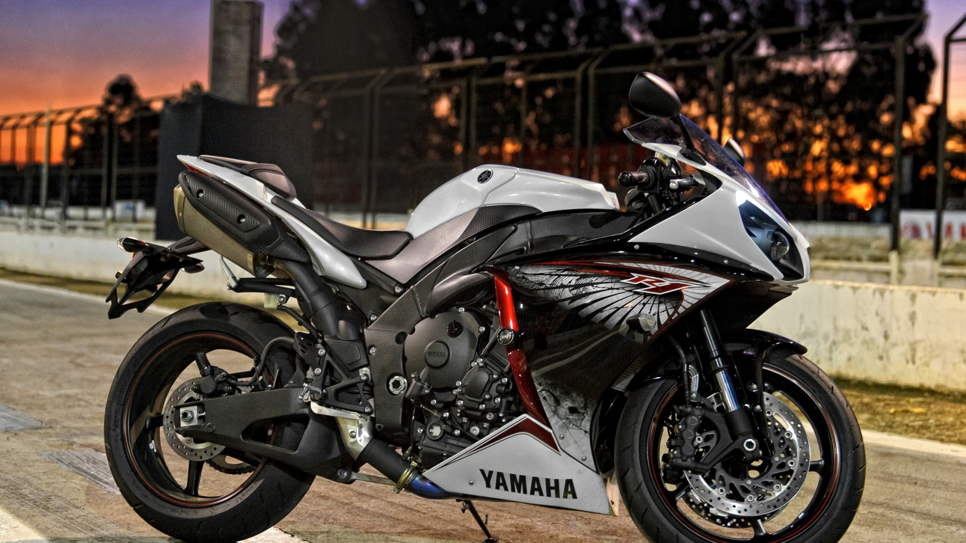 White Yamaha YZF R1 for 1920 x 1080 HDTV 1080p resolution