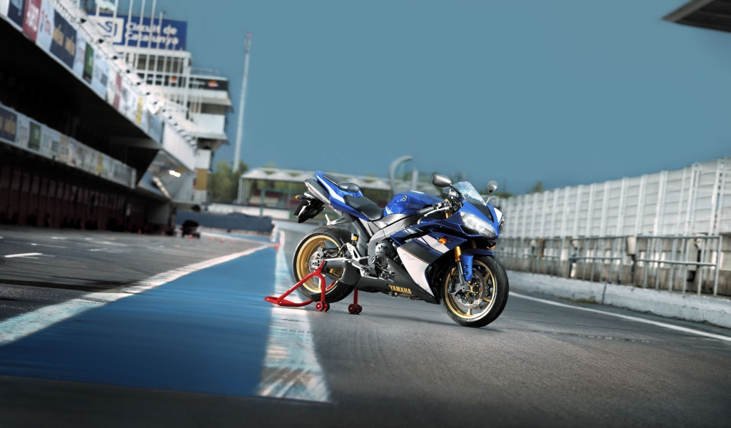 Yamaha YZF-R1 for 1024 x 600 widescreen resolution