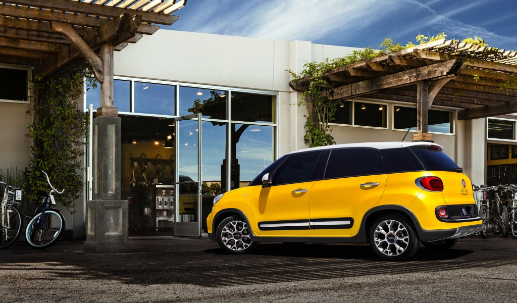 Yellow Fiat 500L for 1024 x 600 widescreen resolution