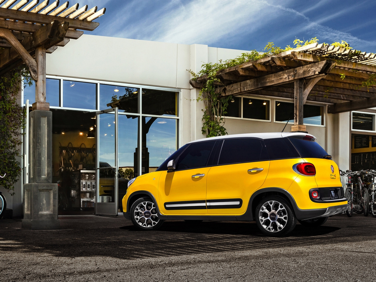 Yellow Fiat 500L for 1280 x 960 resolution