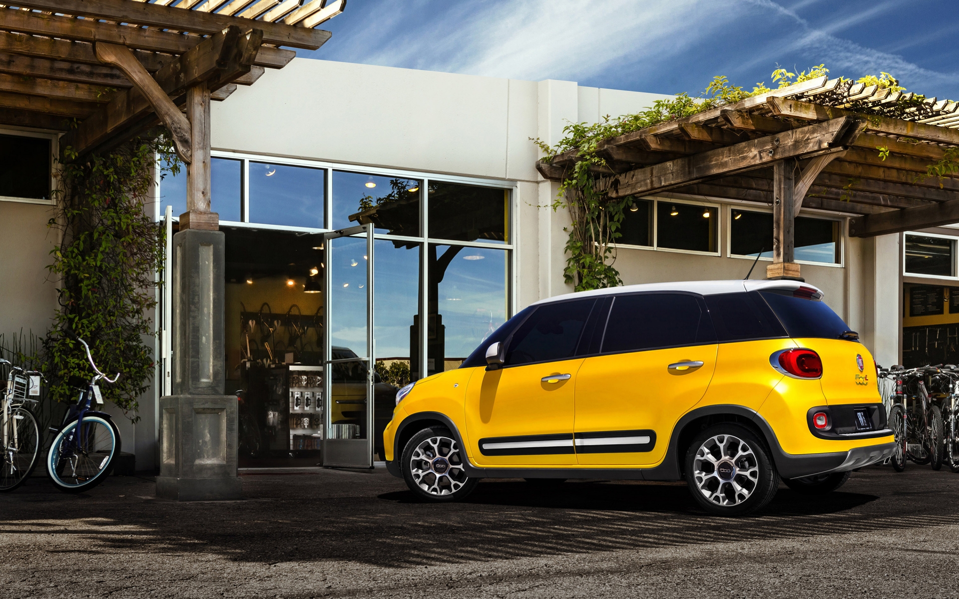 Yellow Fiat 500L for 1920 x 1200 widescreen resolution