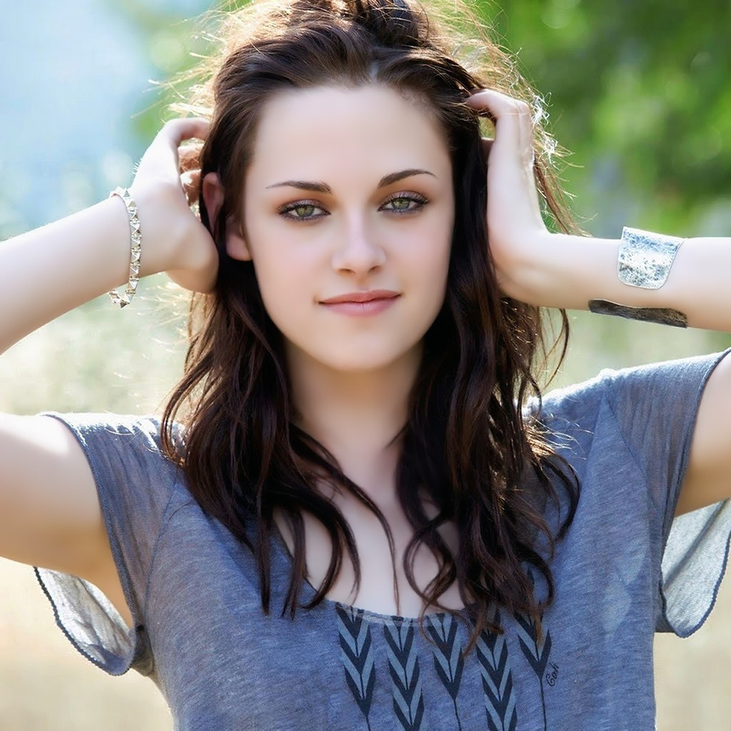 Young Actress Kristen Stewart for 1024 x 1024 iPad resolution
