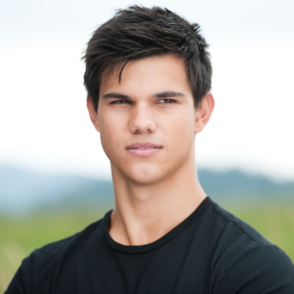 Young Taylor Lautner for 1024 x 1024 iPad resolution