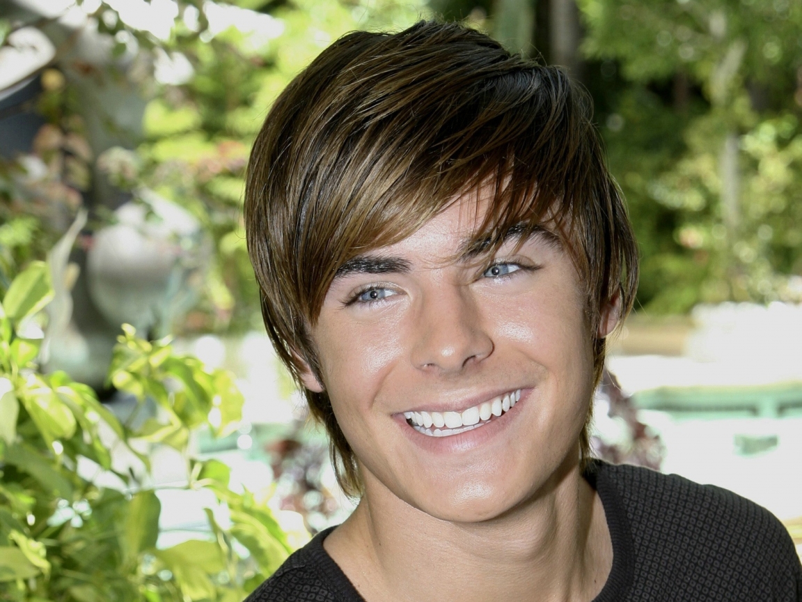 Zac Efron Smile for 1152 x 864 resolution