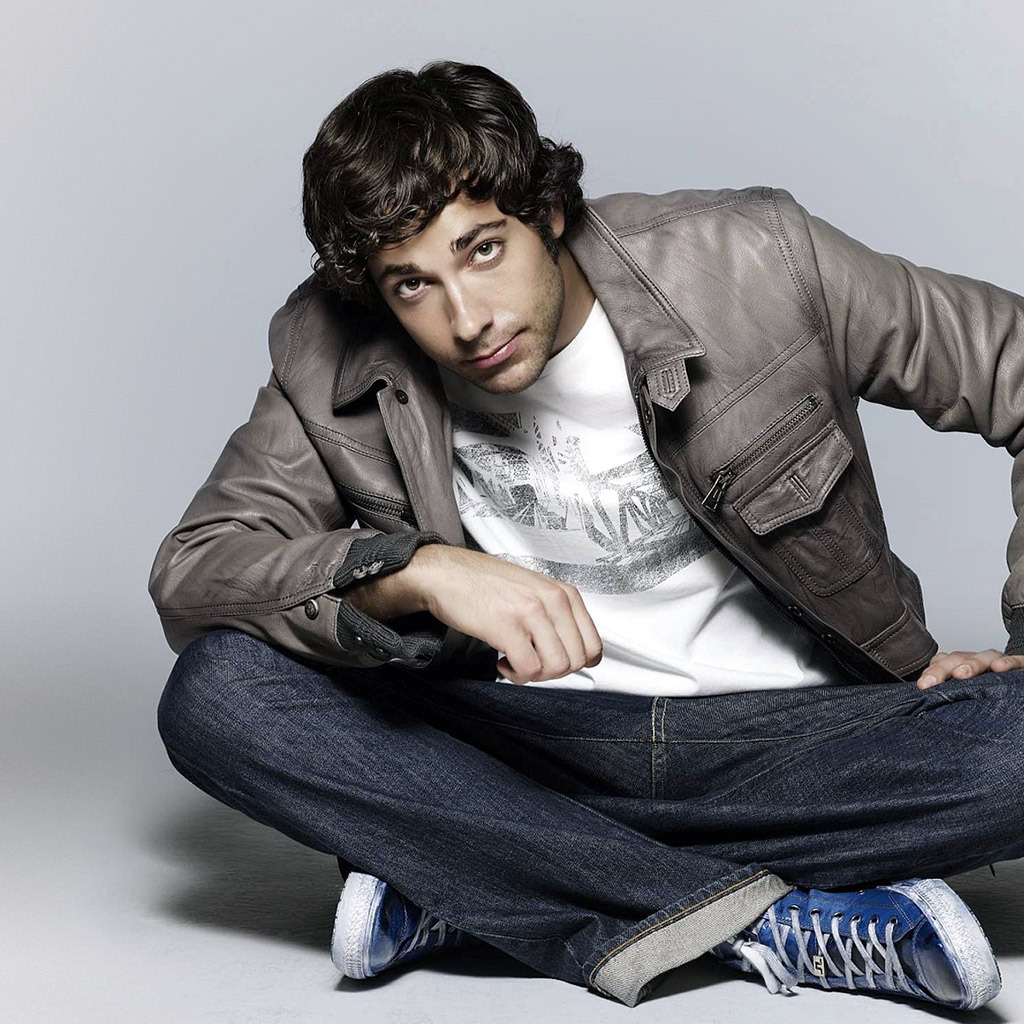 Zachary Levi Looking up for 1024 x 1024 iPad resolution
