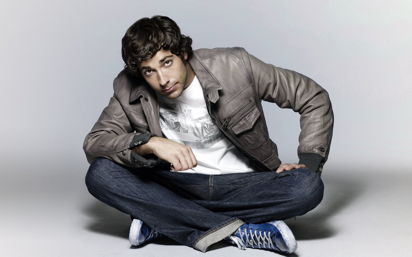 Zachary Levi Looking up for 1440 x 900 widescreen resolution