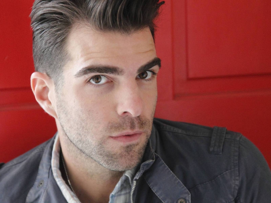 Zachary Quinto Pose for 1024 x 768 resolution