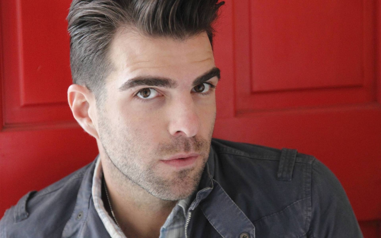 Zachary Quinto Pose for 1280 x 800 widescreen resolution
