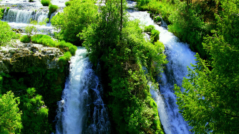 Green Mountain Waterfall wallpaper