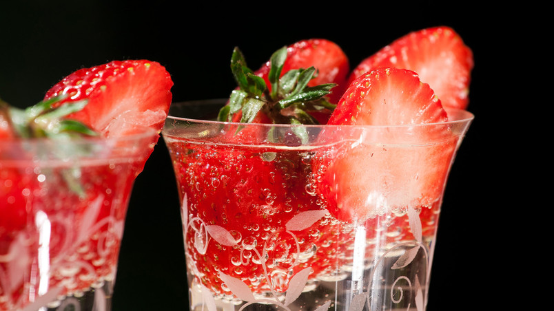 Fresh strawberries in glasses wallpaper