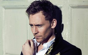 Tom Hiddleston Thinking wallpaper