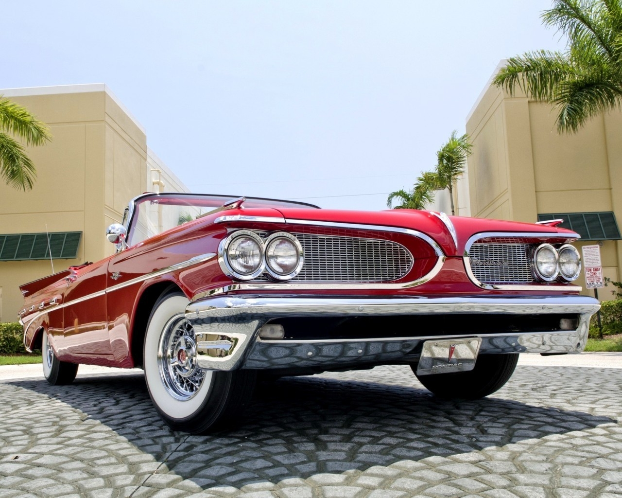 1959 Red Pontiac Cabrio for 1280 x 1024 resolution
