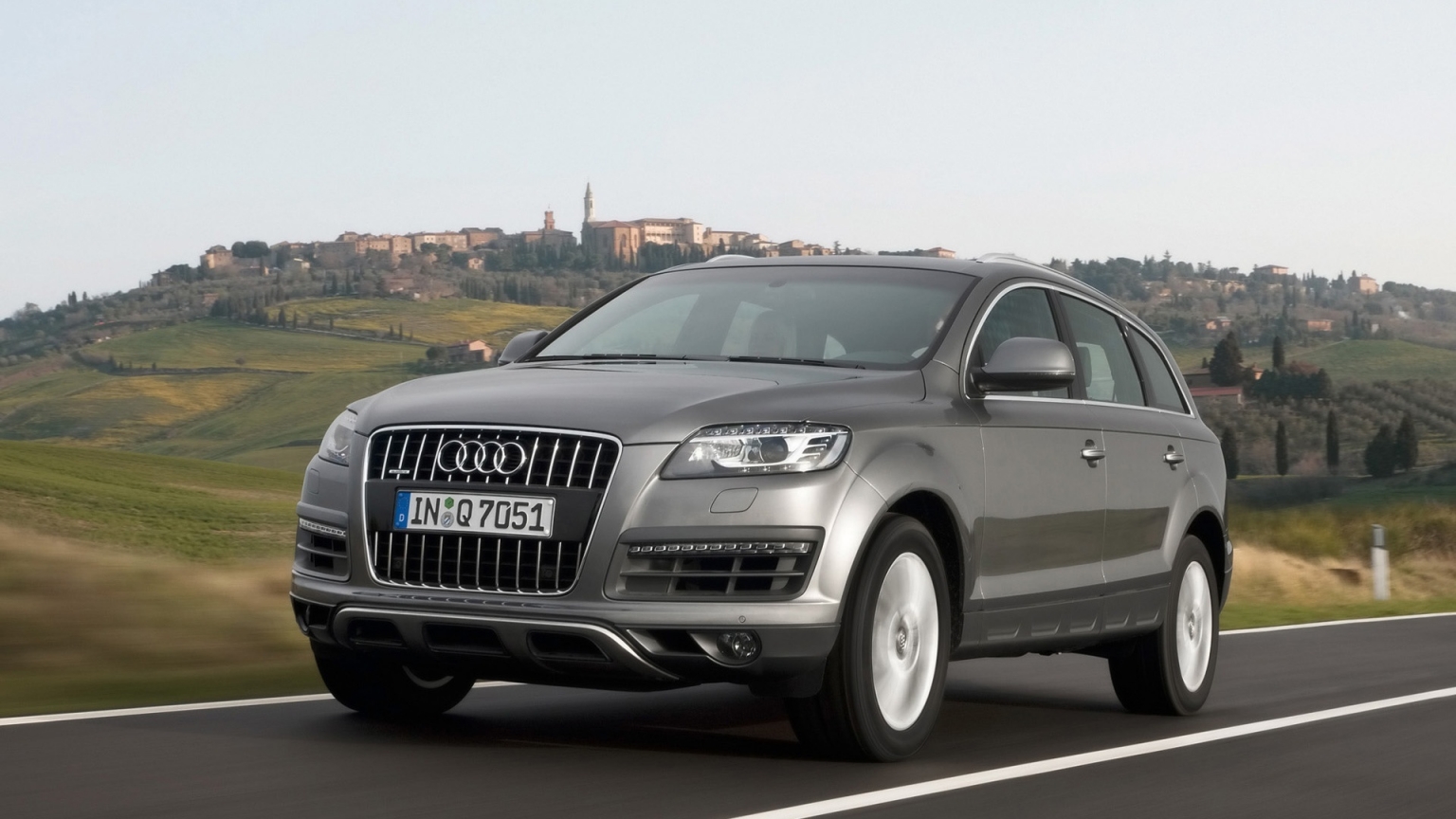 2009 Audi Q7 - Grey Front Angle Speed 1 for 1536 x 864 HDTV resolution