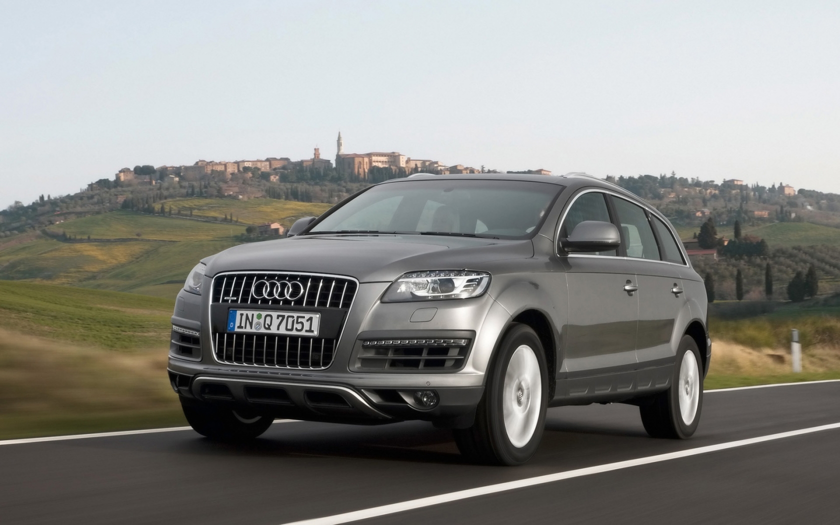 2009 Audi Q7 - Grey Front Angle Speed 1 for 1680 x 1050 widescreen resolution