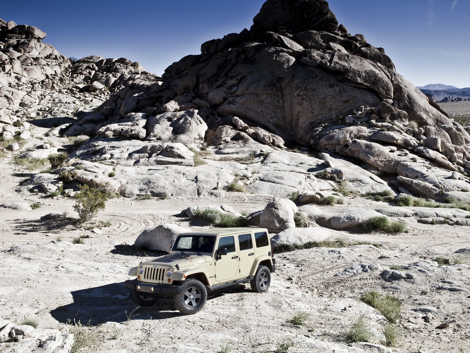 2011 Jeep Wrangler Mojave for 1600 x 1200 resolution