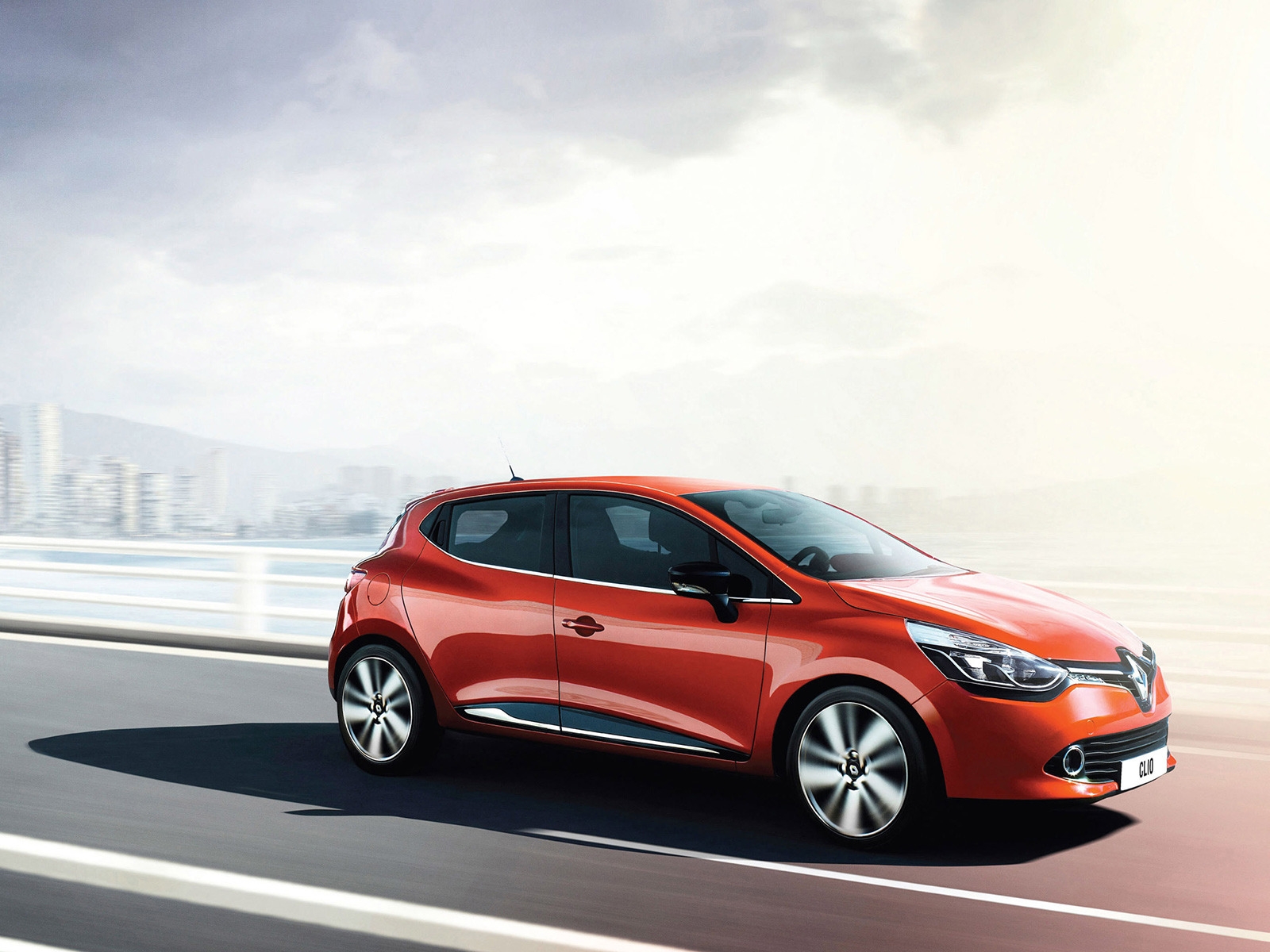 2013 Renault Clio for 1600 x 1200 resolution