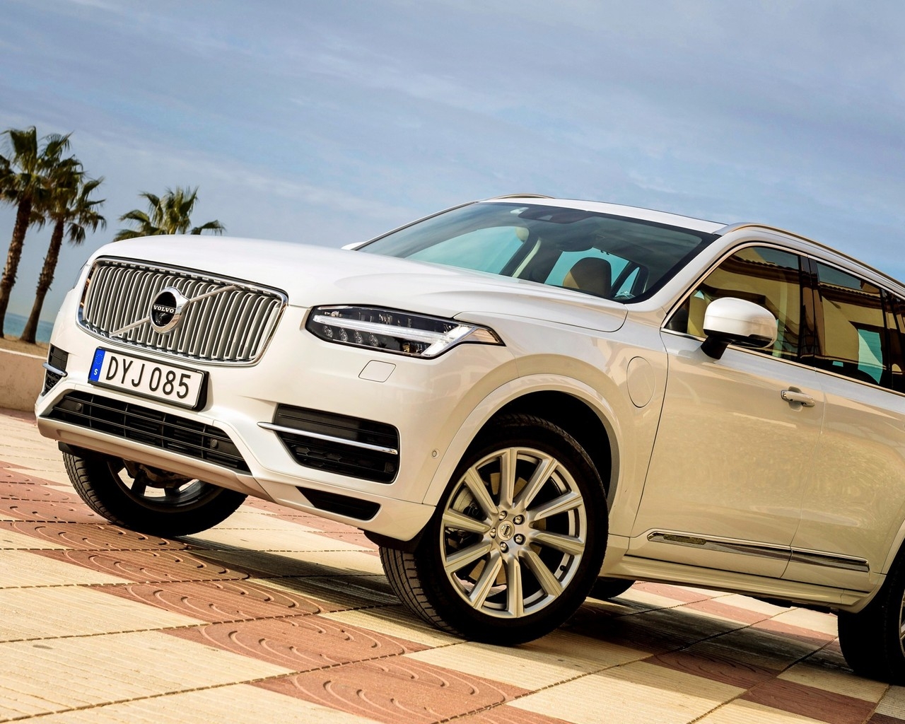 2014 Volvo XC 90 for 1280 x 1024 resolution