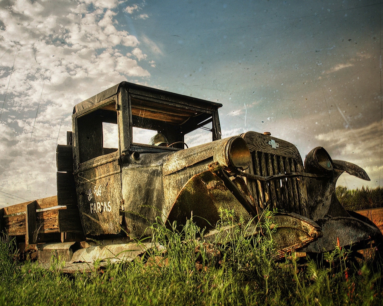 Abandoned old Car HDR for 1280 x 1024 resolution