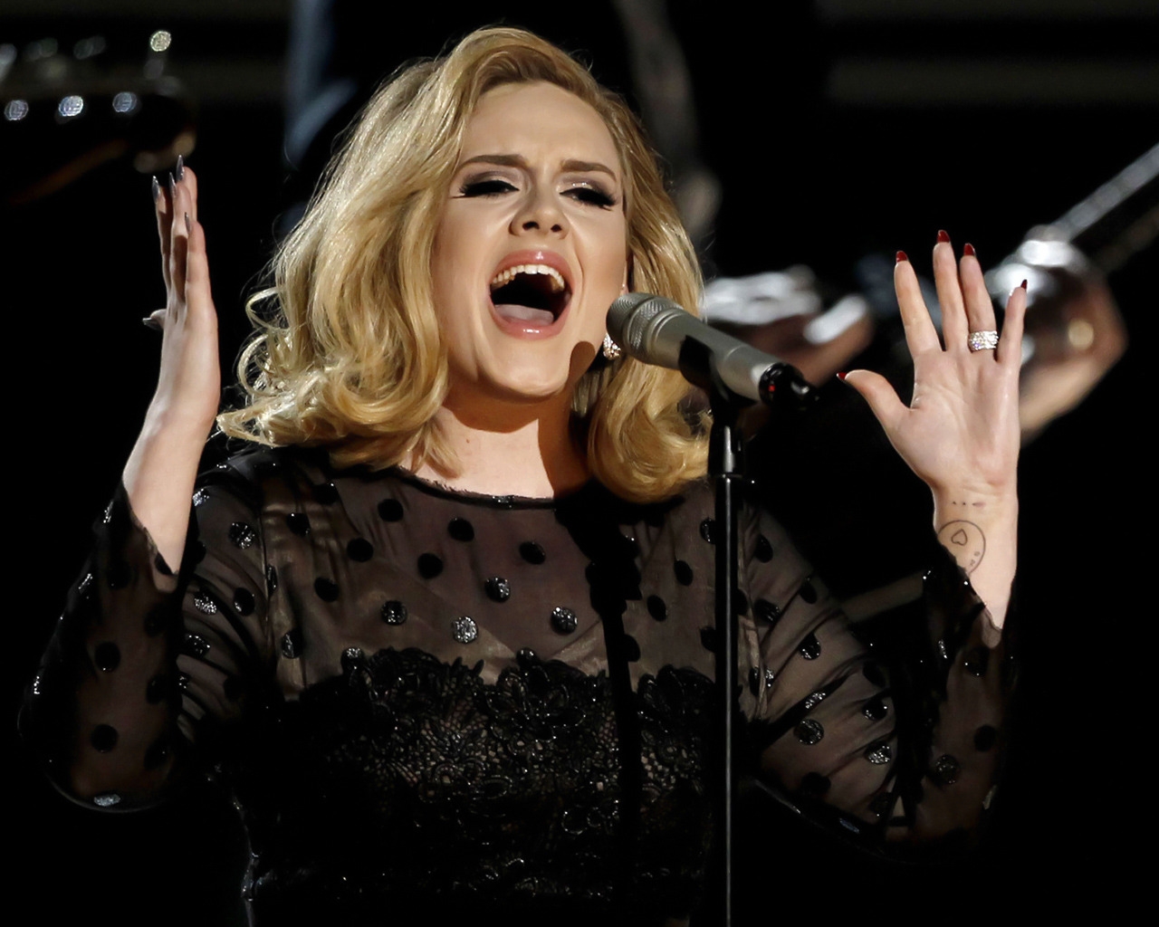 Adele Singing for 1280 x 1024 resolution