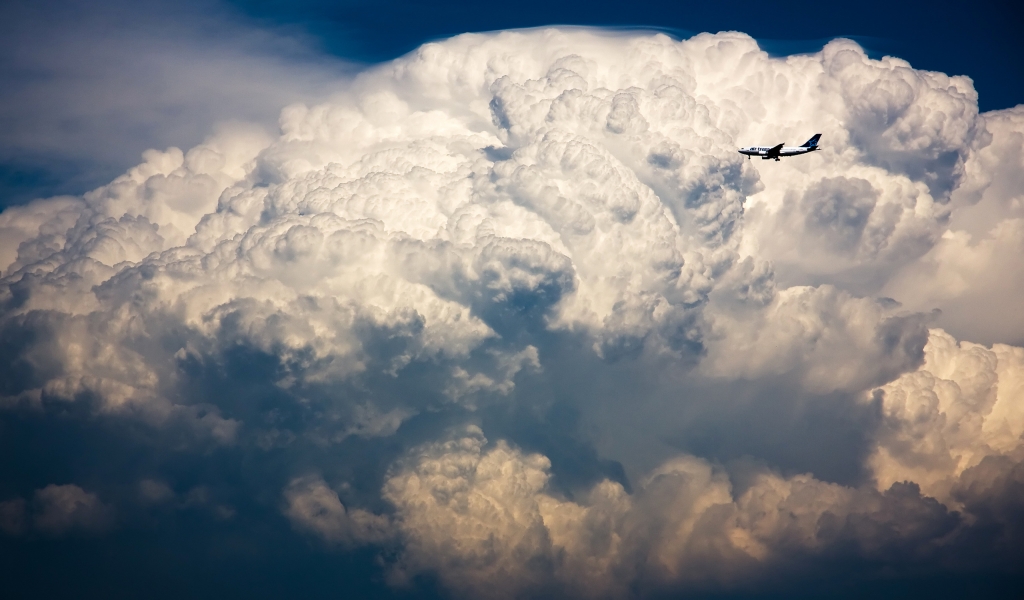 Air Transat vs Storm Cloud for 1024 x 600 widescreen resolution