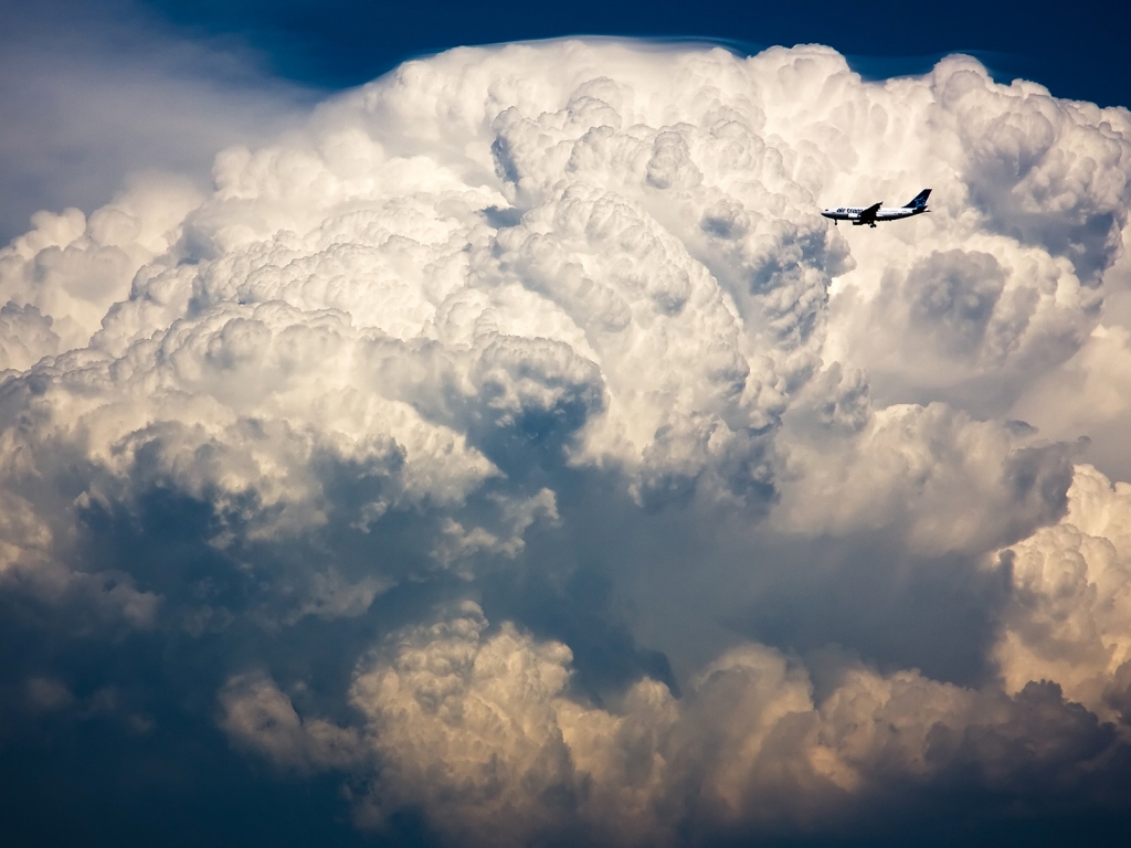 Air Transat vs Storm Cloud for 1024 x 768 resolution