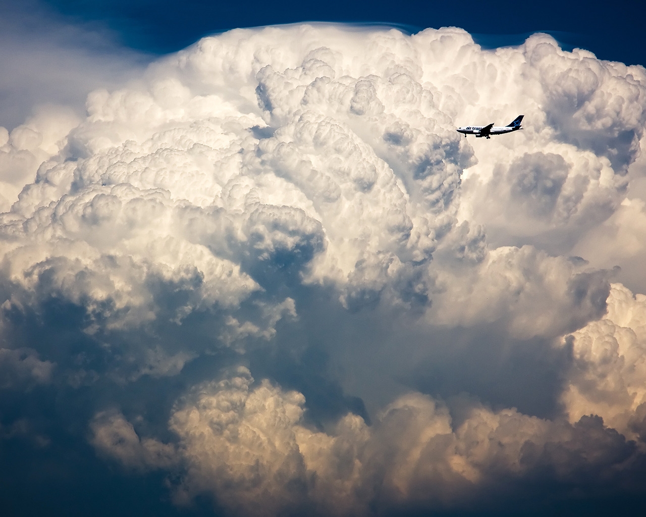 Air Transat vs Storm Cloud for 1280 x 1024 resolution