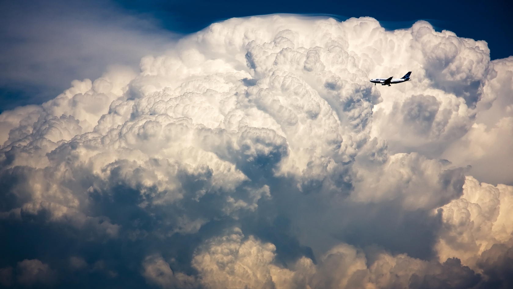 Air Transat vs Storm Cloud for 1680 x 945 HDTV resolution