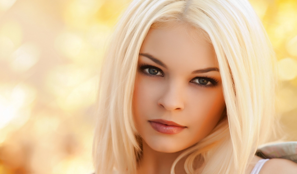 Amazing Cute Blonde for 1024 x 600 widescreen resolution