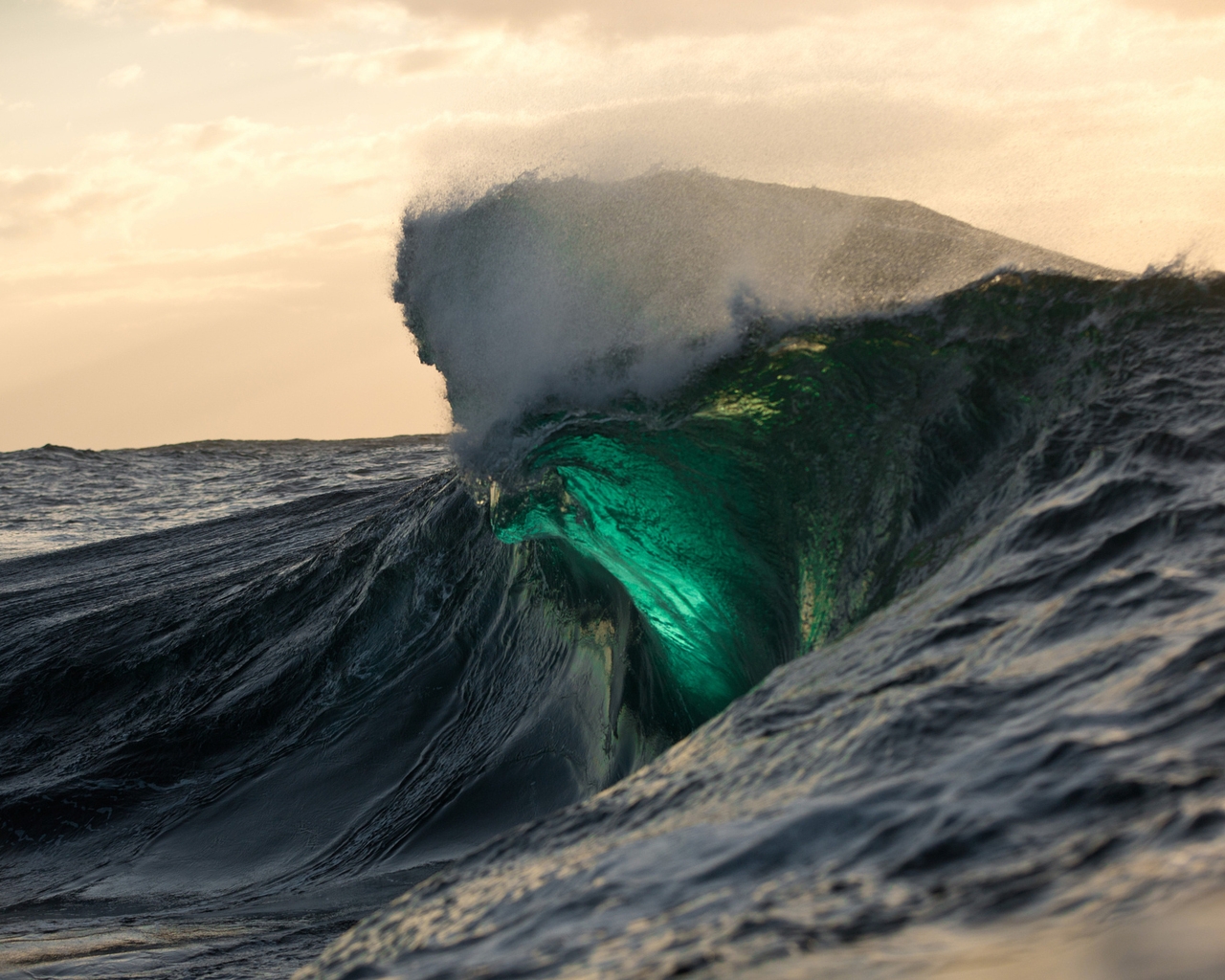 Amazing Green Wave for 1280 x 1024 resolution