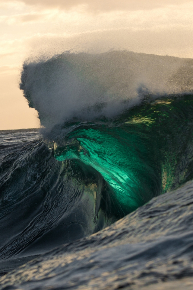 Amazing Green Wave for 640 x 960 iPhone 4 resolution