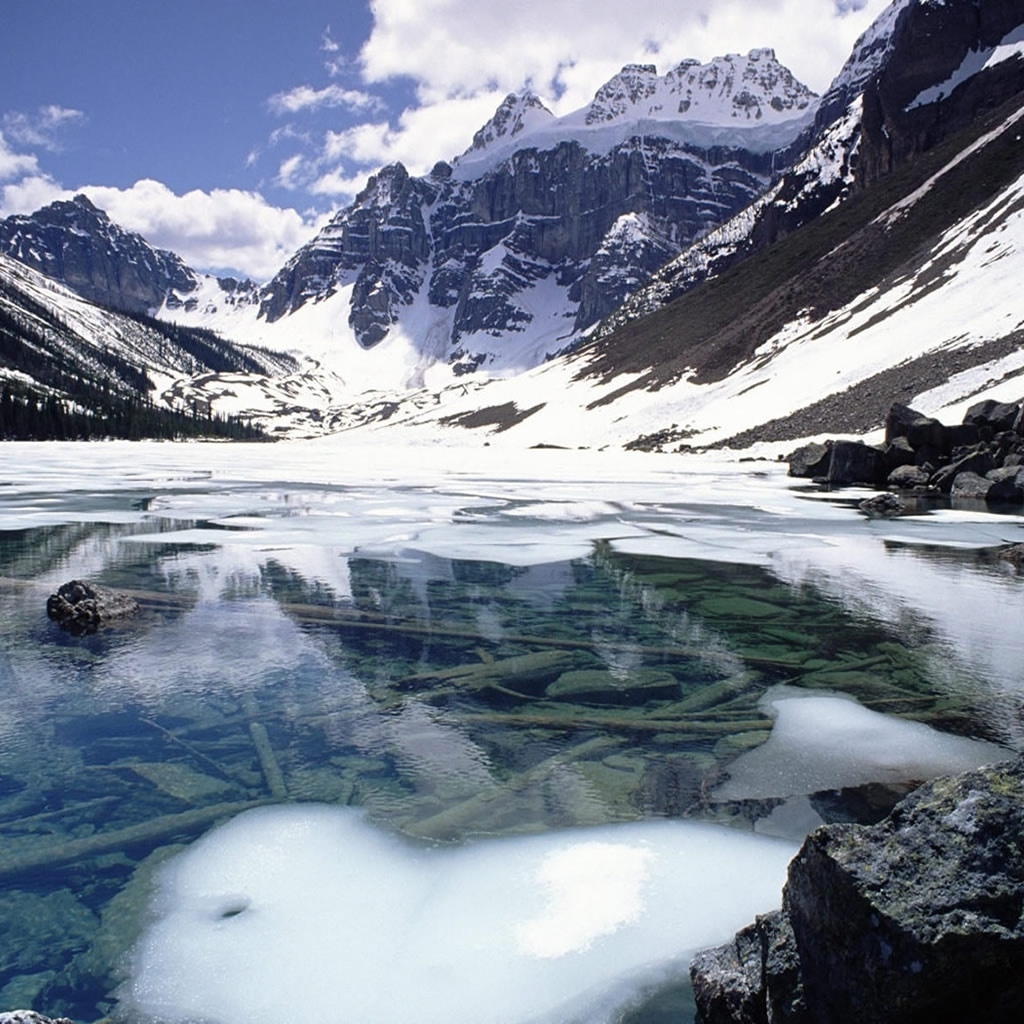 Amazing Lake and Mountain during Winter for 1024 x 1024 iPad resolution