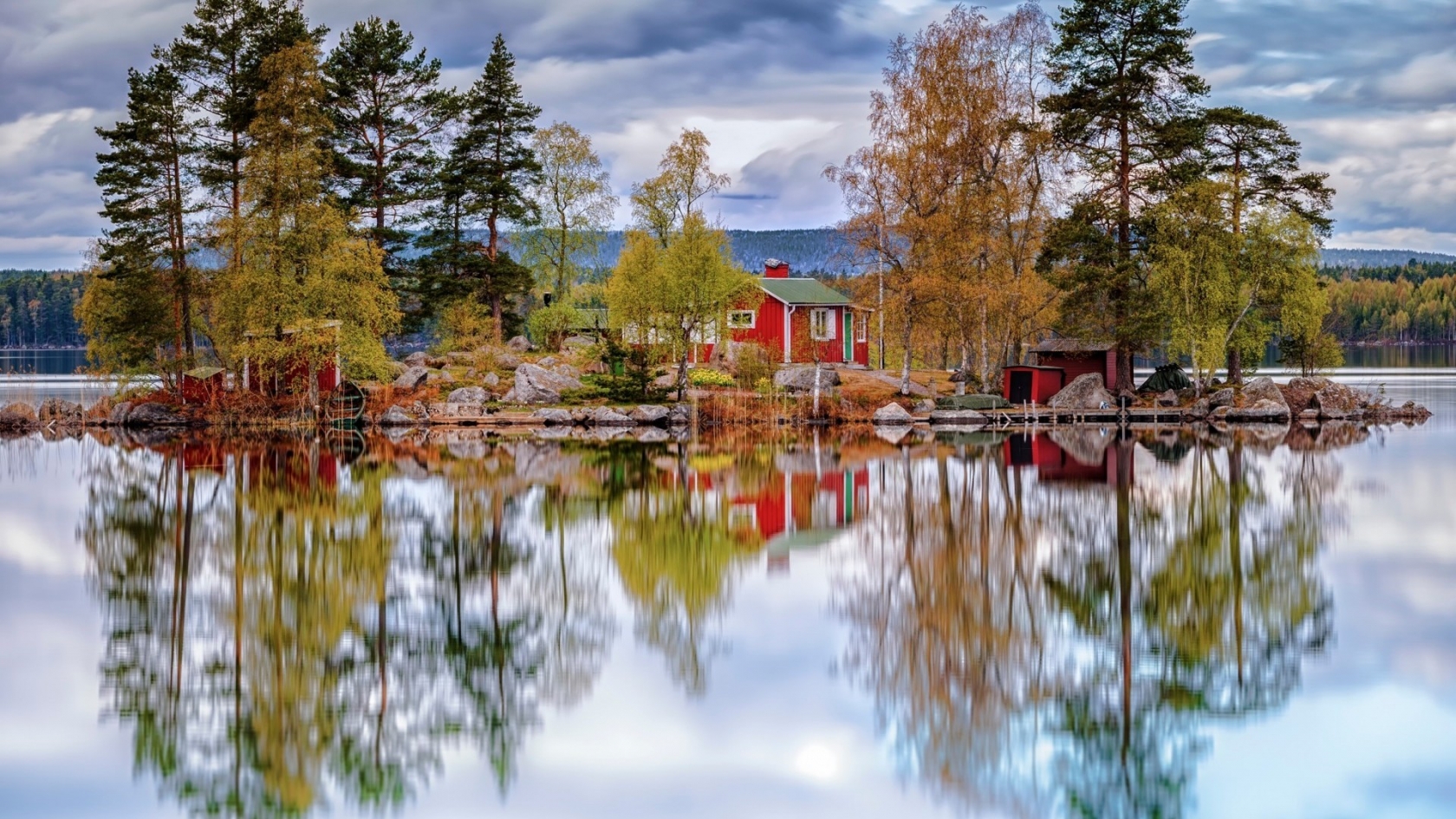 Amazing Lake Reflection for 1680 x 945 HDTV resolution