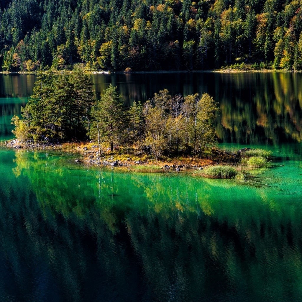 Amazing Mountain Lake for 1024 x 1024 iPad resolution