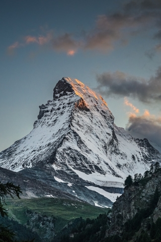Amazing Mountain Peak for 320 x 480 iPhone resolution