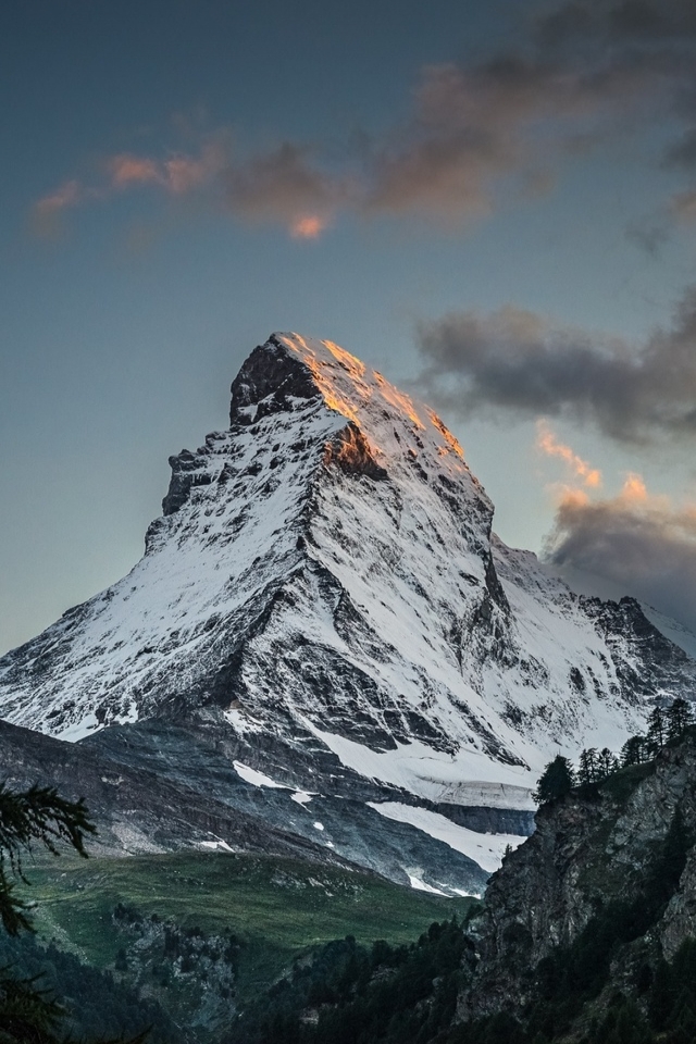 Amazing Mountain Peak for 640 x 960 iPhone 4 resolution