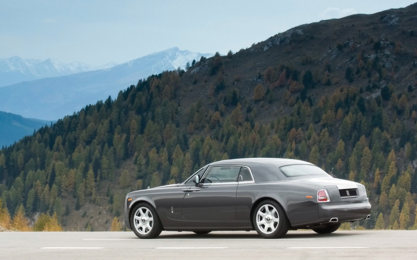 Amazing Rolls Royce Side Angle for 1680 x 1050 widescreen resolution