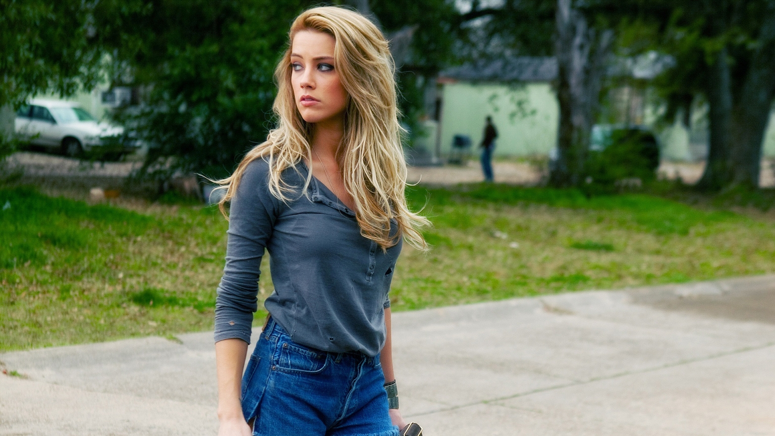 Amber Heard Cool for 1536 x 864 HDTV resolution