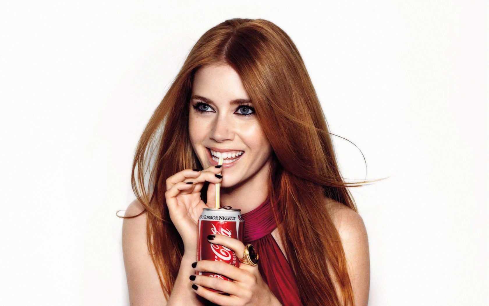 Amy Adams drinking Coca Cola for 1680 x 1050 widescreen resolution