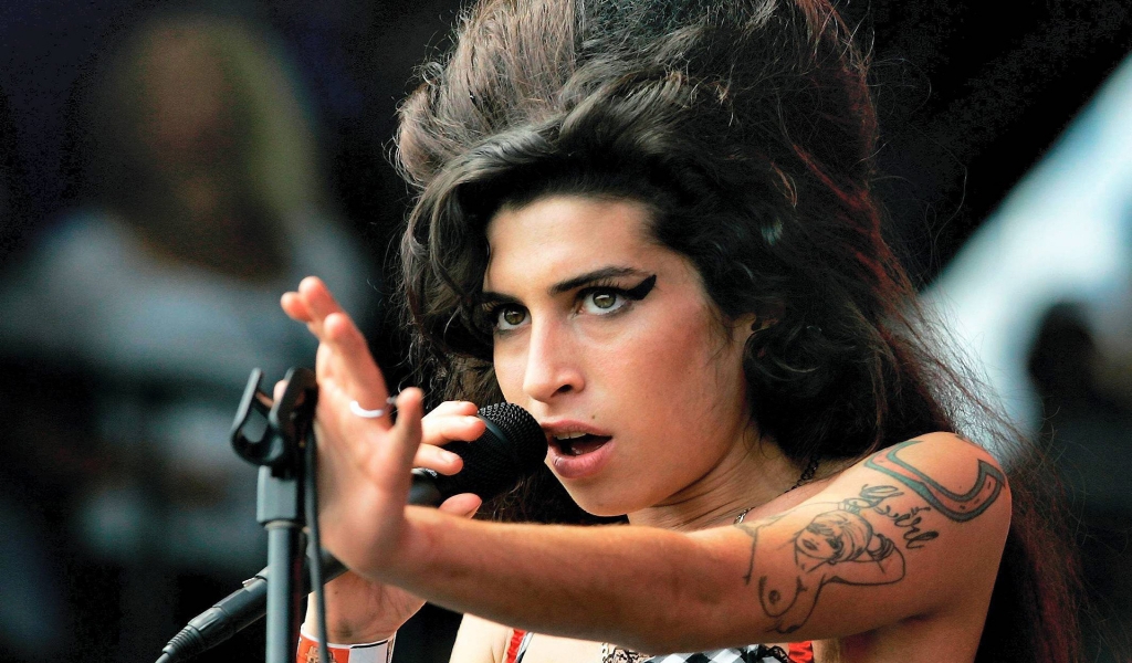 Amy Winehouse Singing for 1024 x 600 widescreen resolution