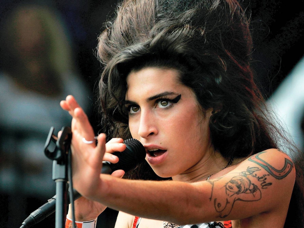 Amy Winehouse Singing for 1024 x 768 resolution