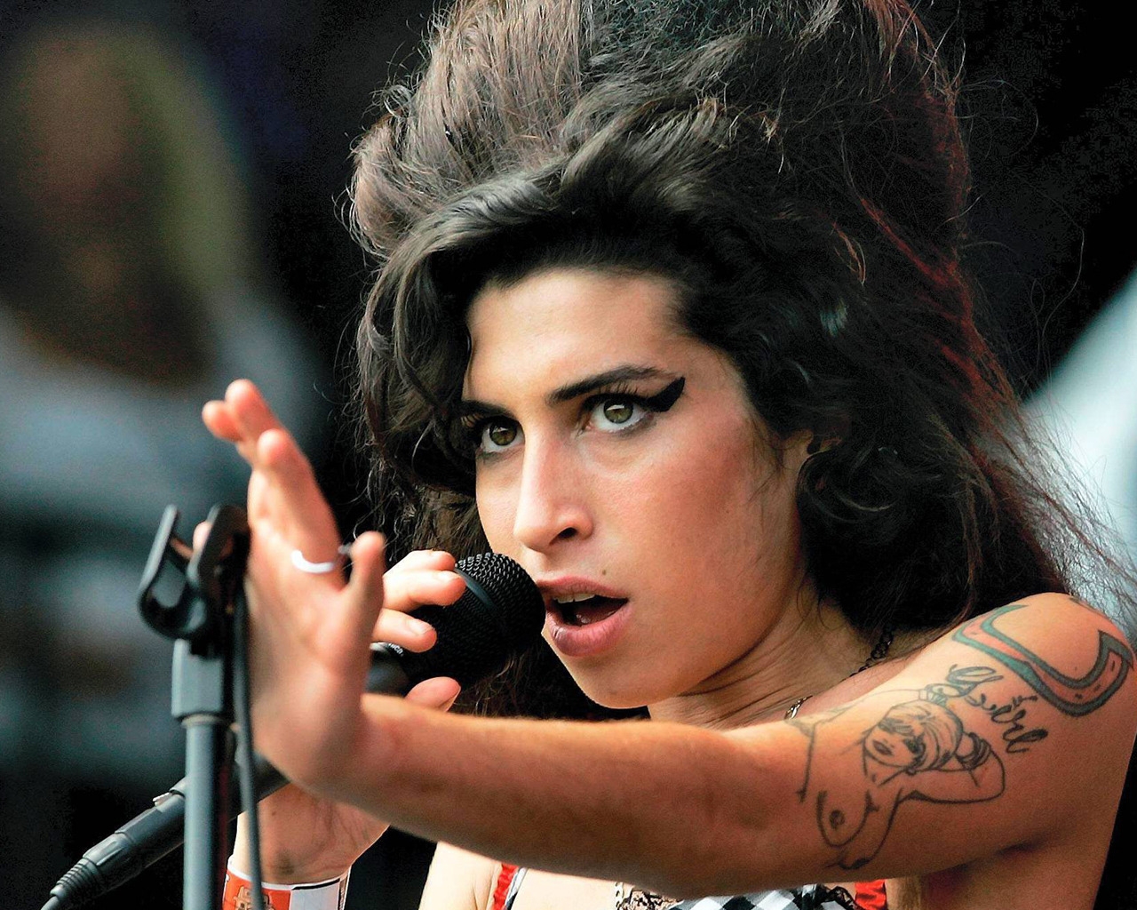 Amy Winehouse Singing for 1280 x 1024 resolution