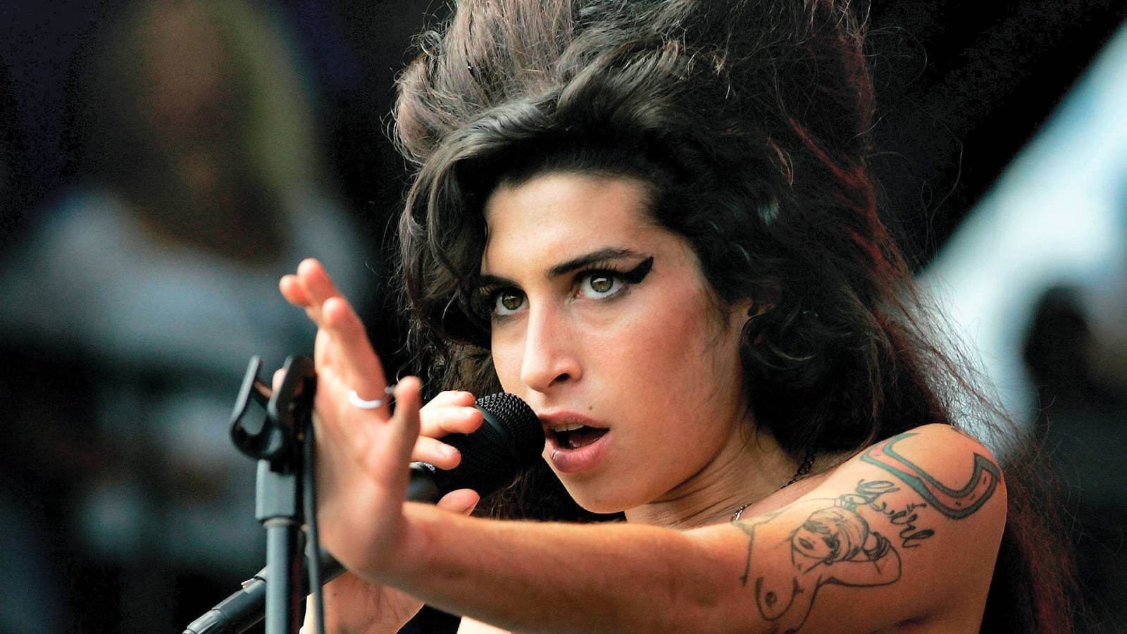 Amy Winehouse Singing for 1600 x 900 HDTV resolution
