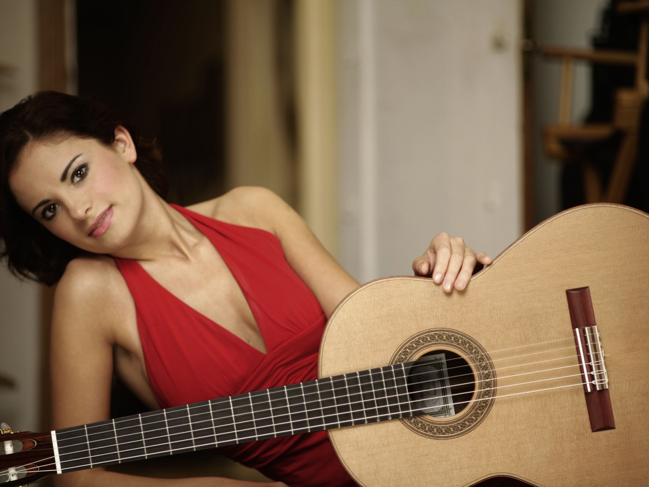 Ana Vidovic Guitar Pose for 1280 x 960 resolution